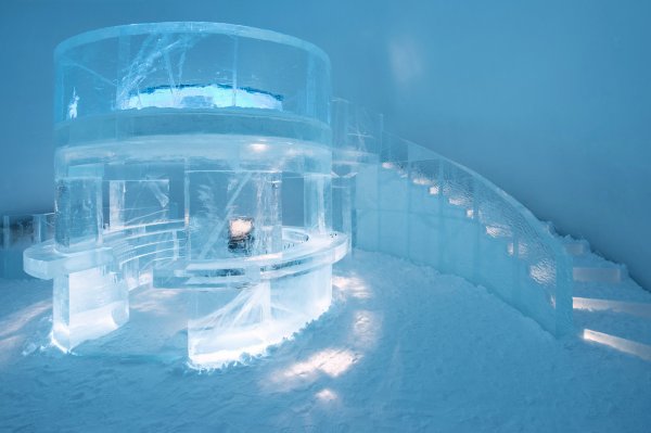 icebar-by-icehotel-jukkasjarvi-design-elin-julin-marinus-vroom-and-jens-thoms-ivarsson-photo-asaf-kliger-1400x932