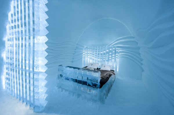 icehotel-art-suite-eye-suite-design-nicolas-triboulot-and-cedric-alizard-photo-asaf-kliger-1400x932