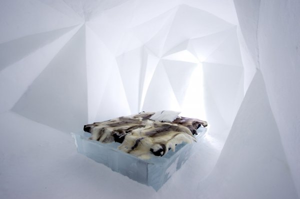 icehotel-art-suite-fractus-design-anja-kilian-and-wolfgang-a-luchow-photo-asaf-kliger-1400x932