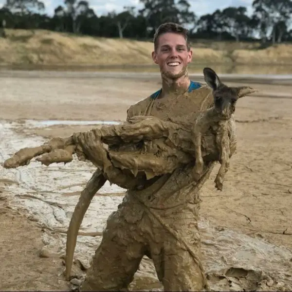 http 2F2Fprod.static9.net .au2F 2Fmedia2F20182F042F232F182F072FKangaroo stuck in the mud