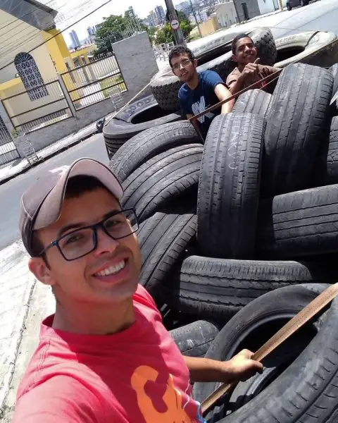 Young Brazilian is turning old tires into beds for animals and the environment is grateful 5c5a28310cad3 700