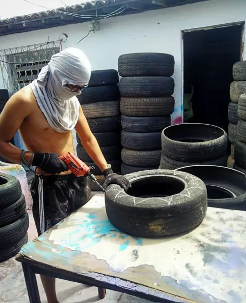 Young Brazilian is turning old tires into beds for animals and the environment is grateful 5c5a284a2b572 700