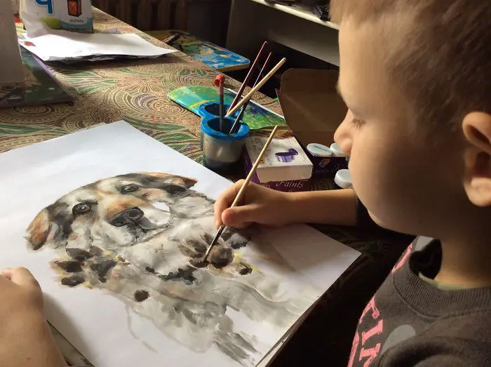 9 year old Russian boy trades his art for abandoned dog food and medicine 5da96c0c726e5 700 1