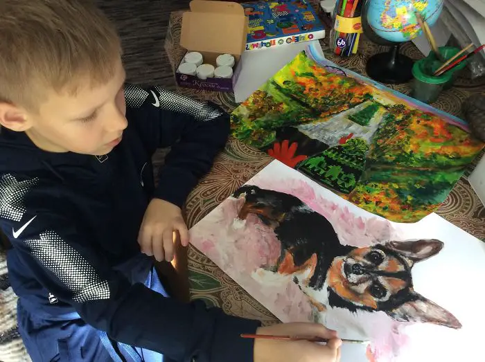 9 year old Russian boy trades his art for abandoned dog food and medicine 5da99f7f759a0 700