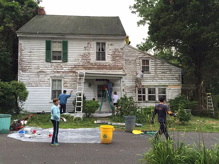 These Kind Neighbors Repaired And Painted The House Of A Lonely Retired School Teacher For Free1