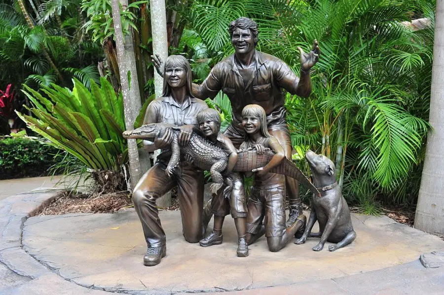 1024px Statue of the Irwin family at Australia Zoo 17March2010