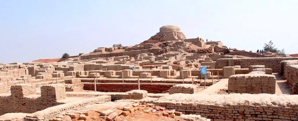 Mohenjodaro view of the stupa mound 1024 1