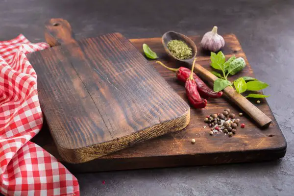 cutting board and spices 2021 08 26 18 49 52 utc