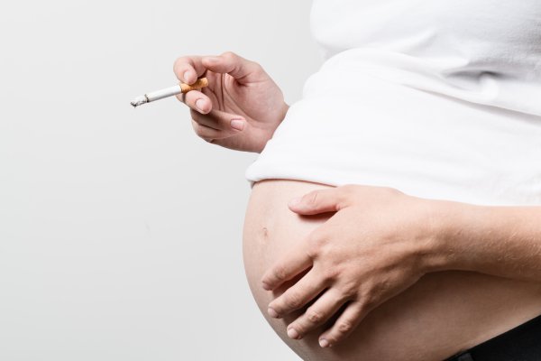pregnant woman smoking cigarette 2021 08 31 13 41 58 utc