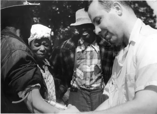 1920px Tuskegee syphilis study doctor injecting subject